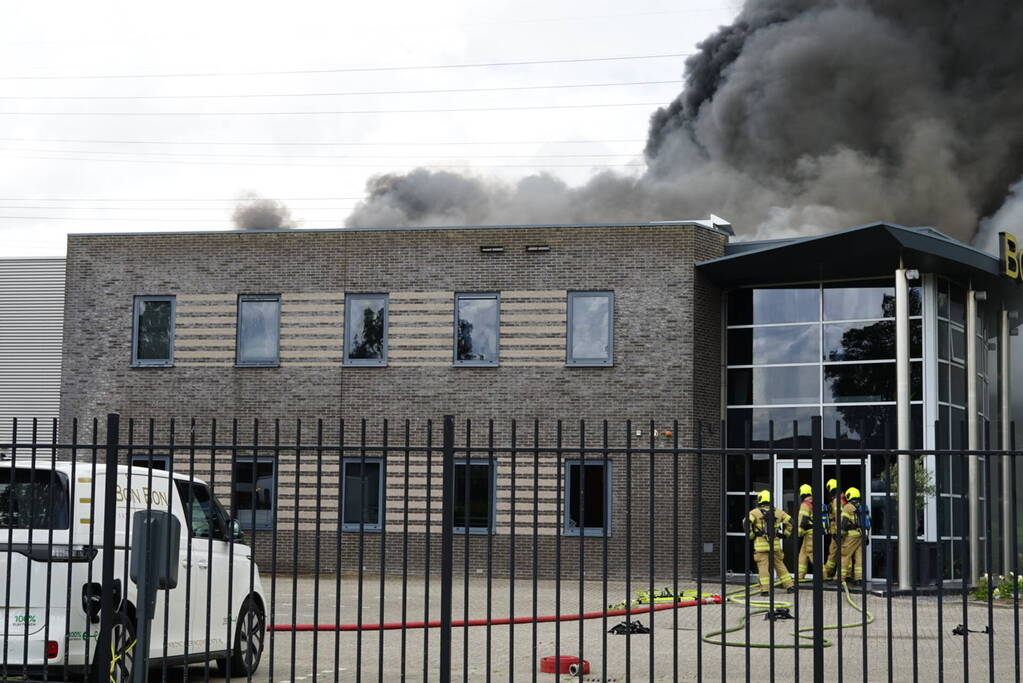 Enorme brand in een groot opslagbedrijf