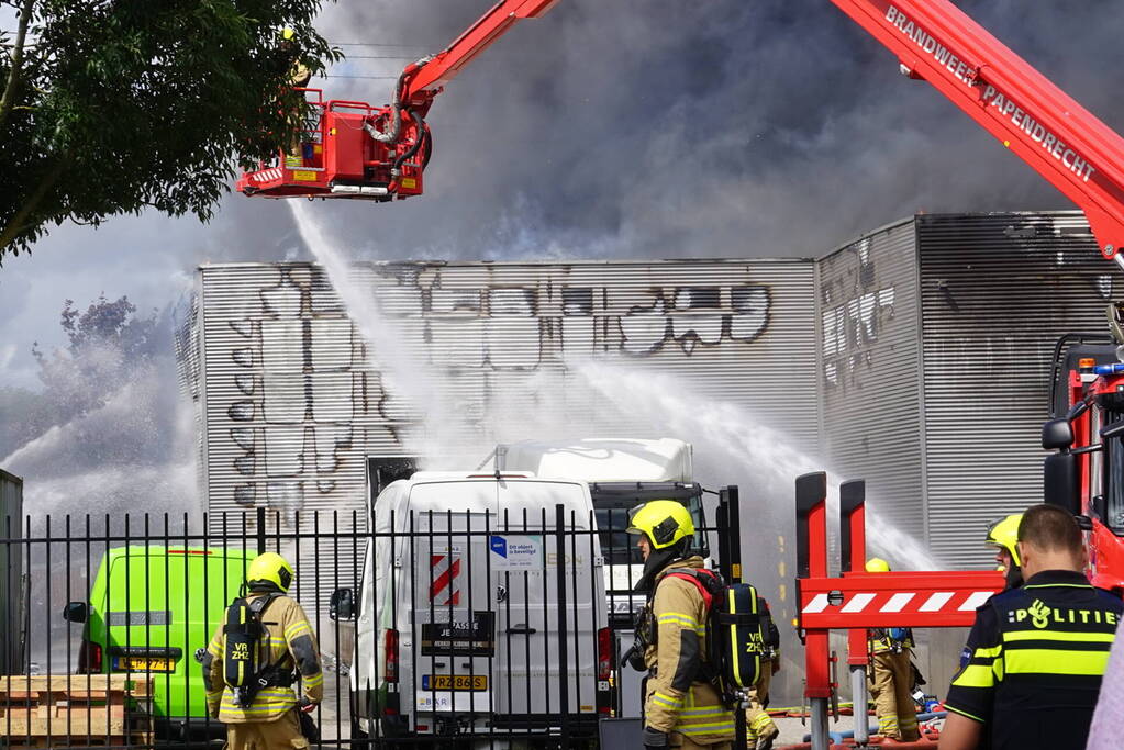 Enorme brand in een groot opslagbedrijf