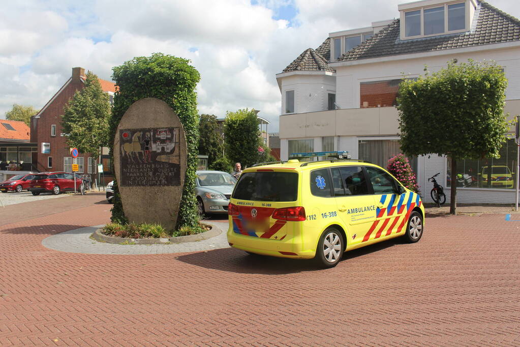 Fietser en automobilist in botsing
