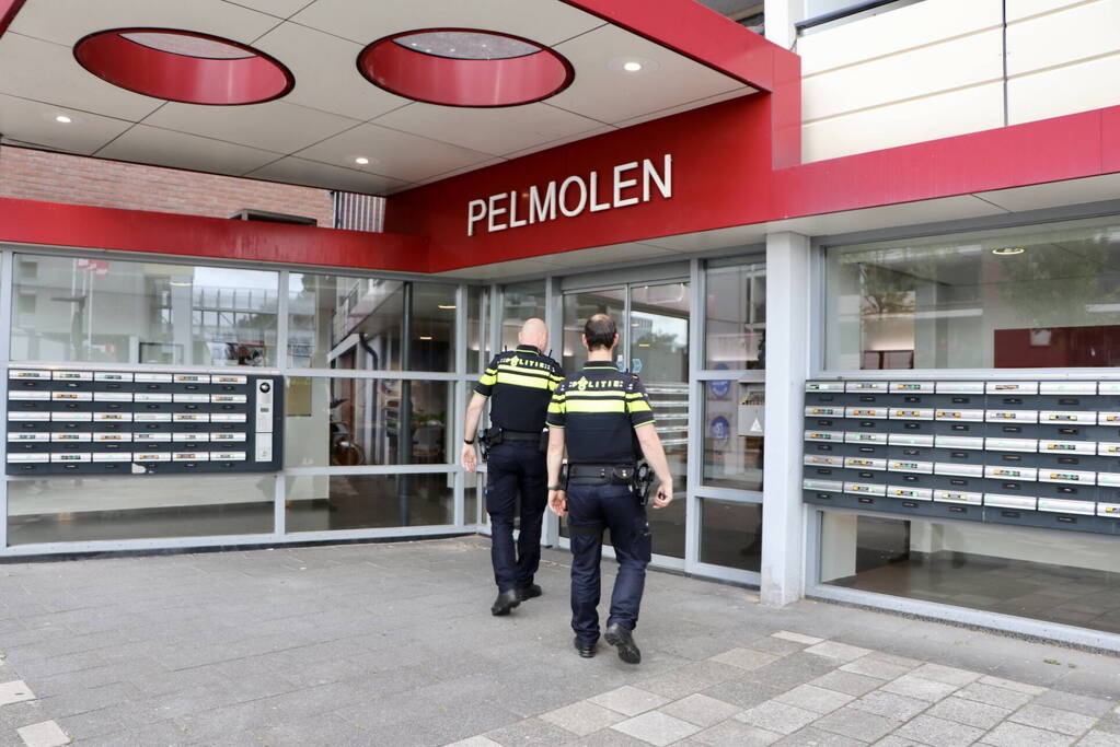 Politieonderzoek naar aantreffen overleden persoon in flatwoning