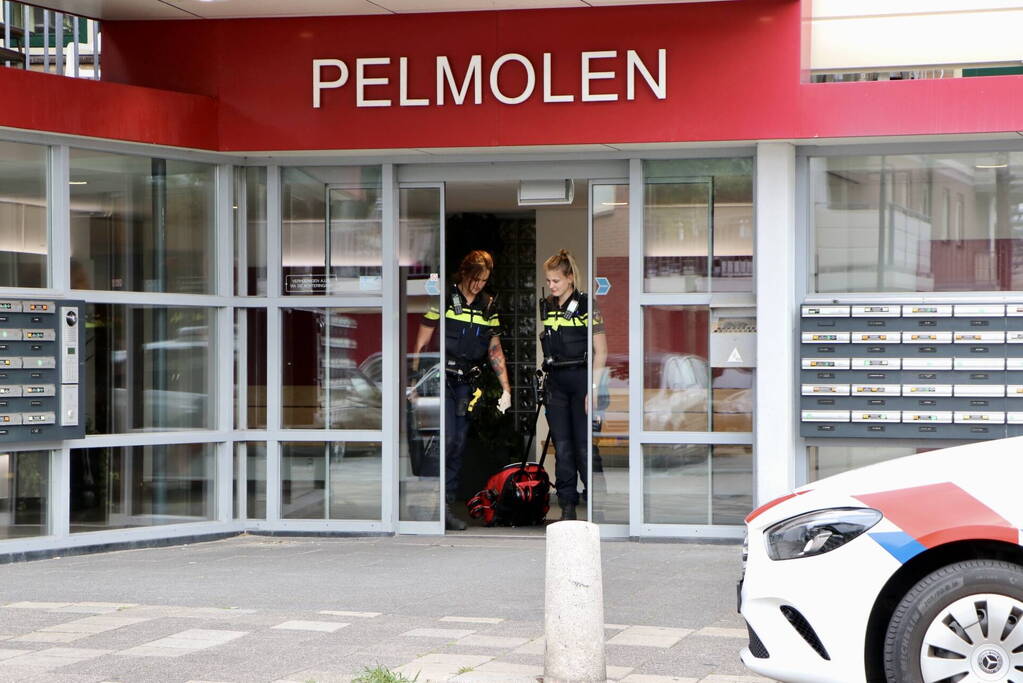 Politieonderzoek naar aantreffen overleden persoon in flatwoning