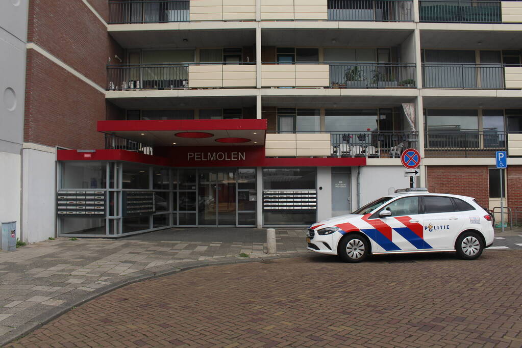 Politieonderzoek naar aantreffen overleden persoon in flatwoning