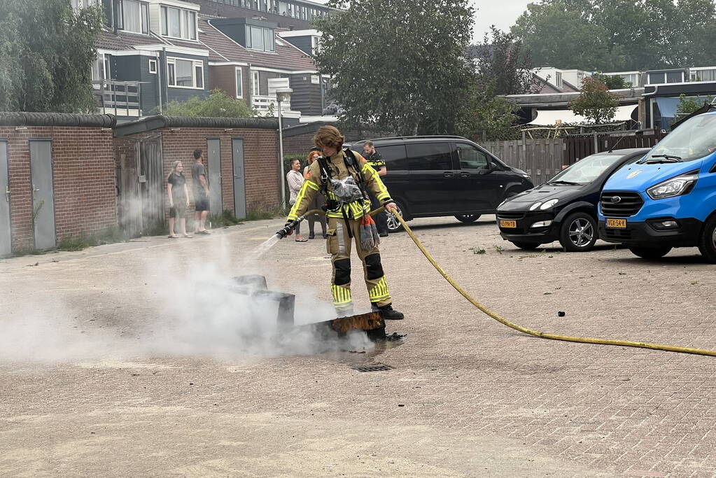 Brandweer blust brandende bank
