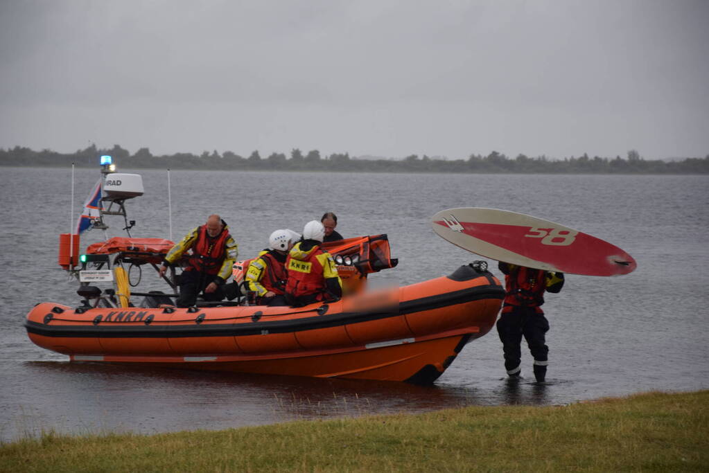 Surfer raakt in de problemen op Grevelingenmeer