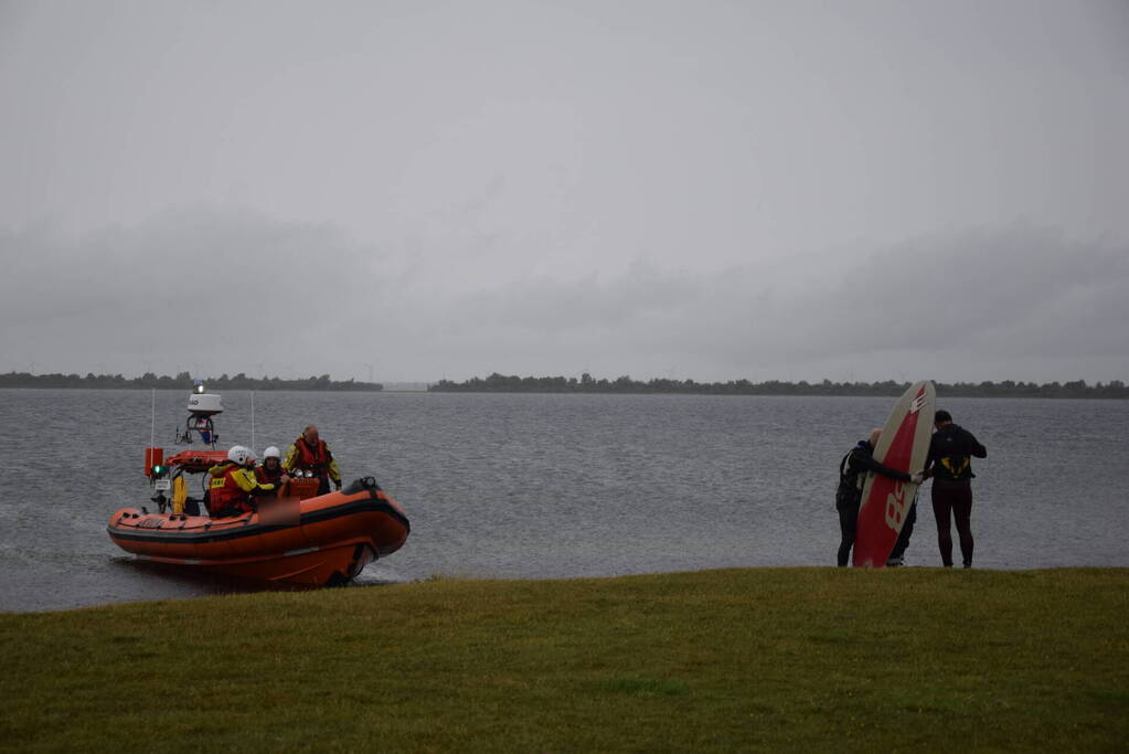 Surfer raakt in de problemen op Grevelingenmeer