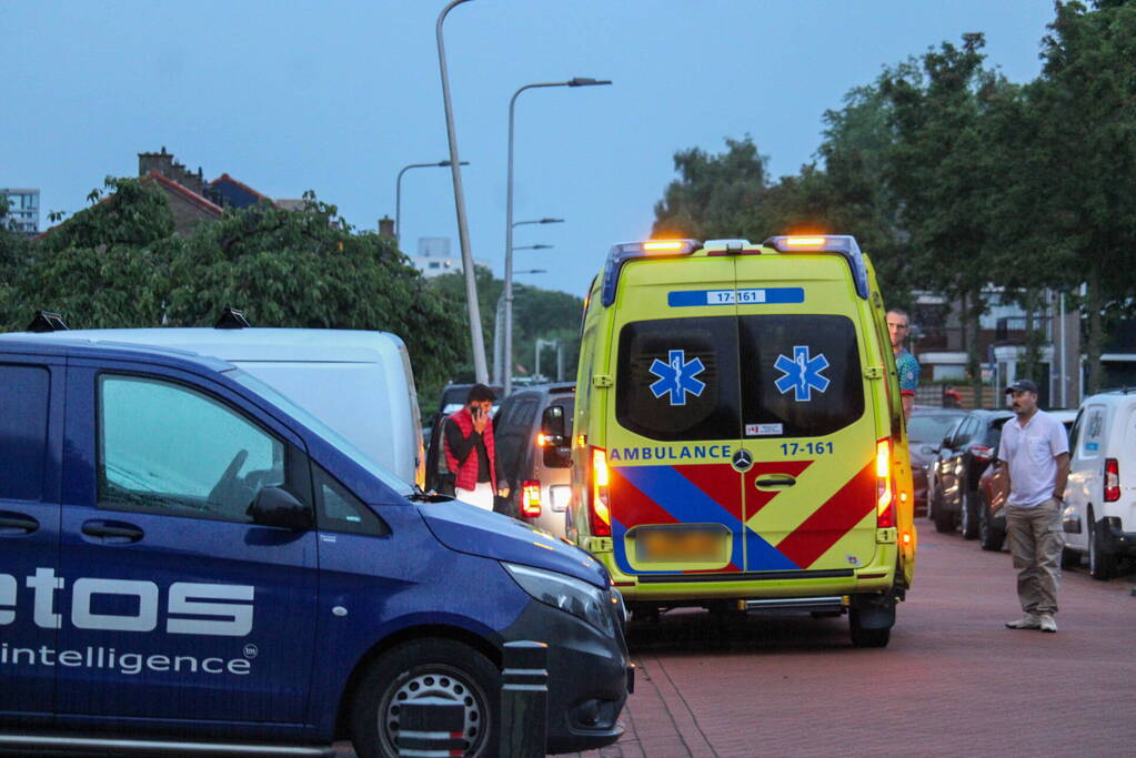 Bestelbus klapt op paal