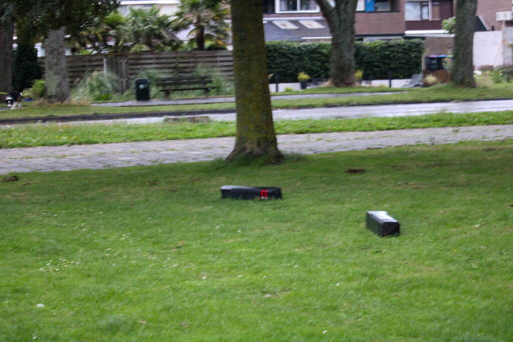 Bestelbus klapt op paal