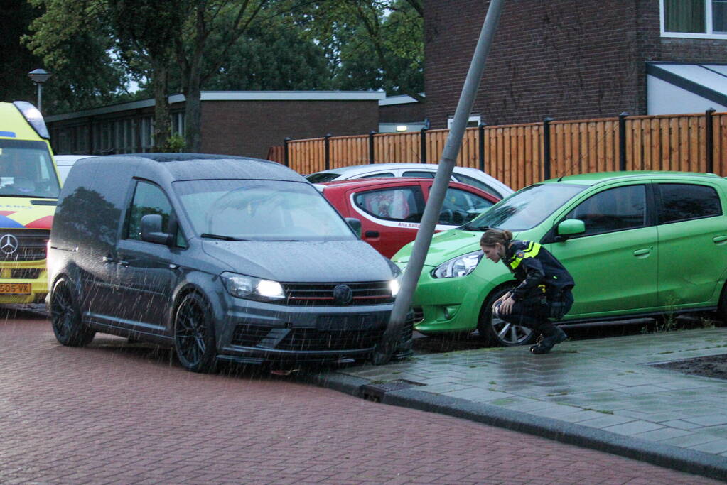 Bestelbus klapt op paal