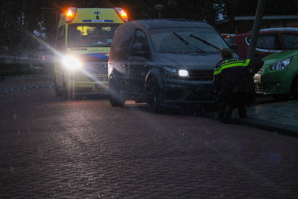 Bestelbus klapt op paal