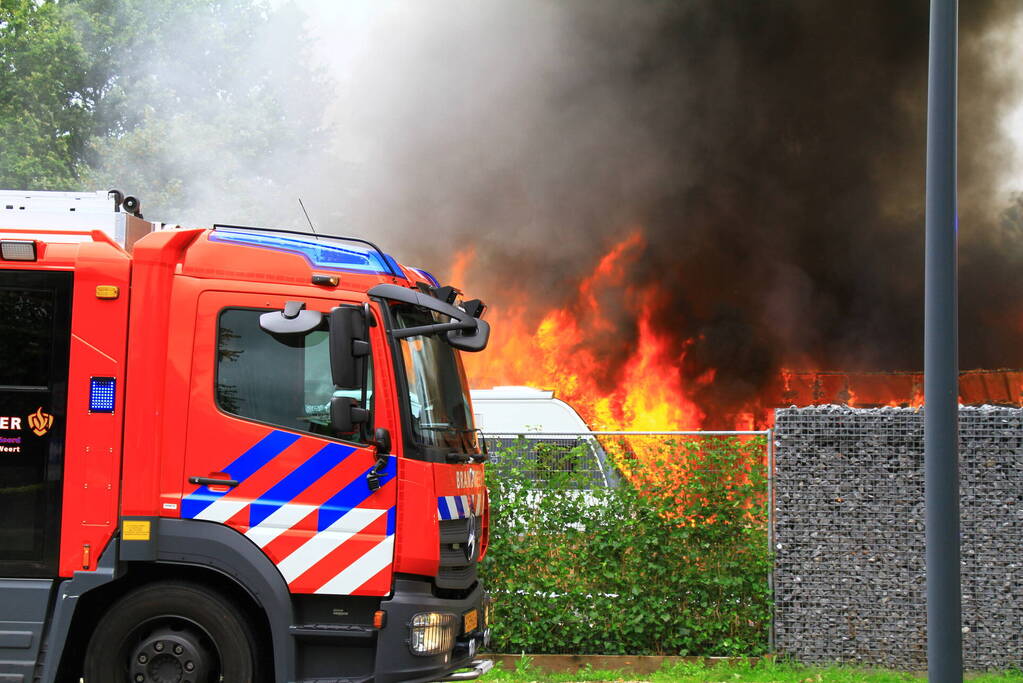 Uitslaande brand zorgt voor flinke rookontwikkeling
