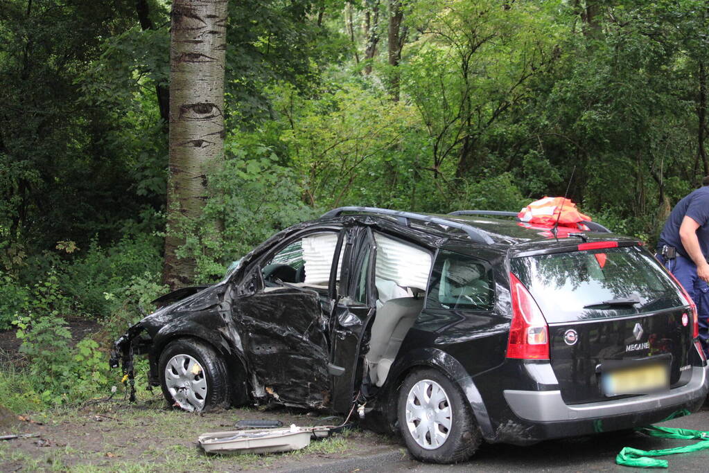 Auto rijdt rechtdoor de sloot in