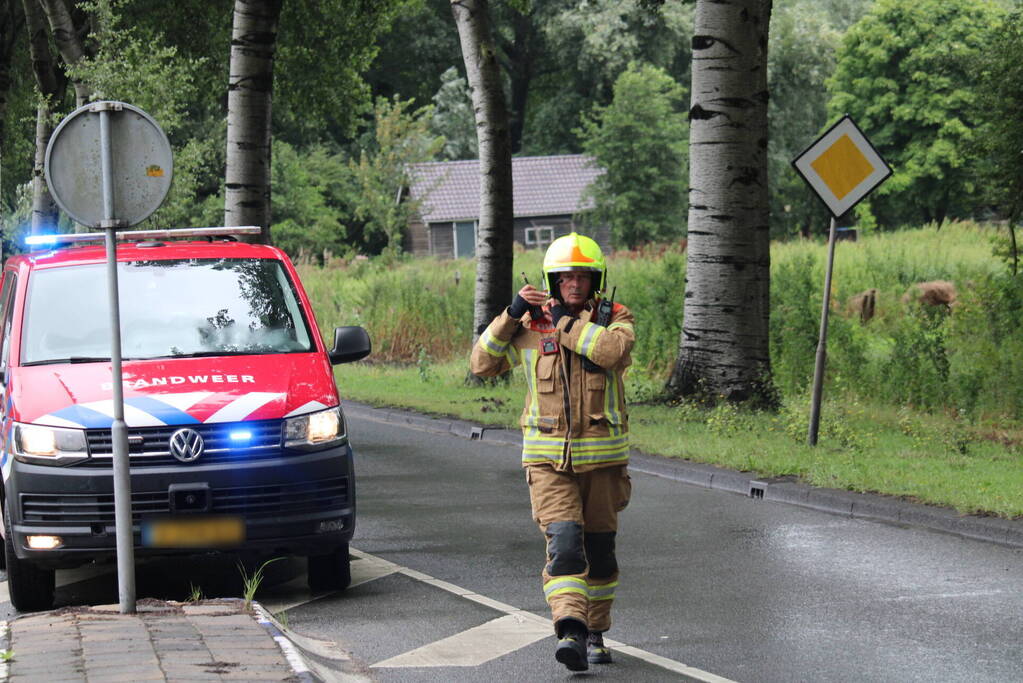 Auto rijdt rechtdoor de sloot in