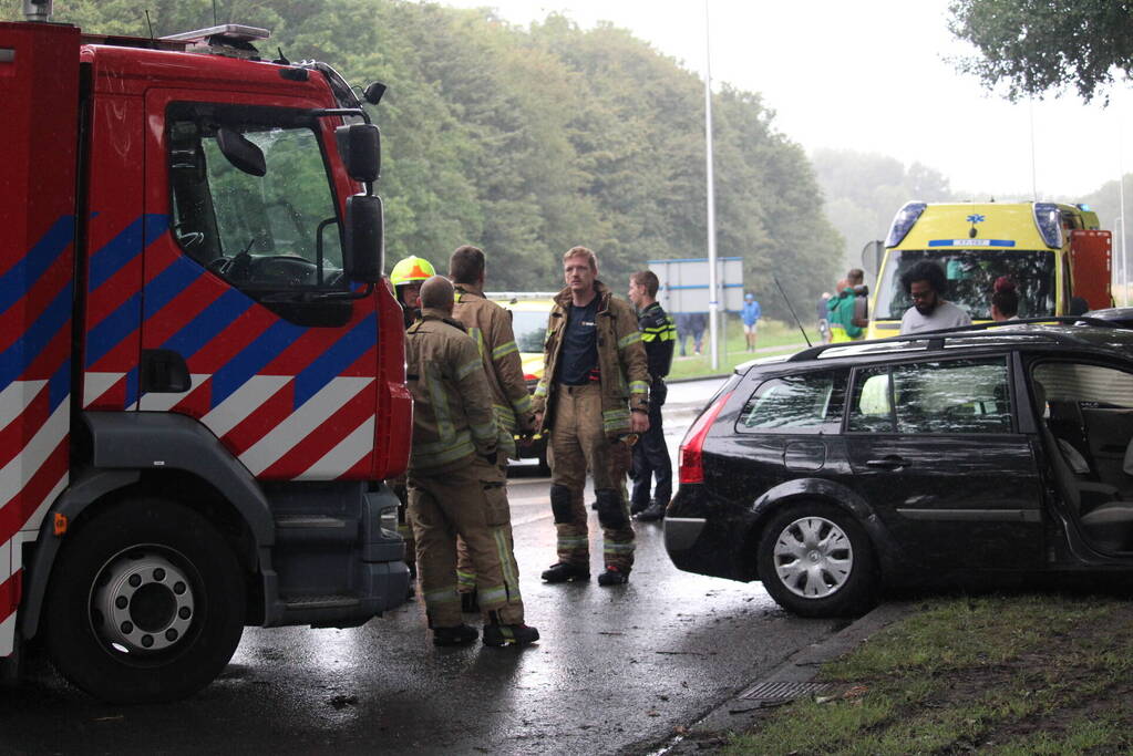 Auto rijdt rechtdoor de sloot in