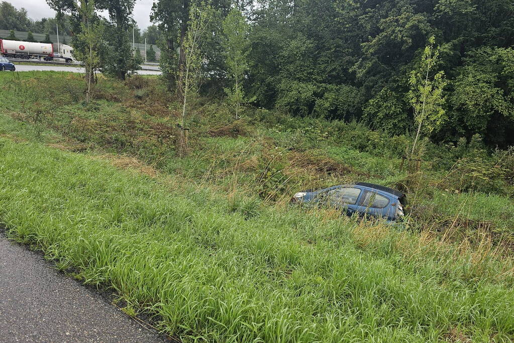 Twee auto's na elkaar geschaard in de bocht