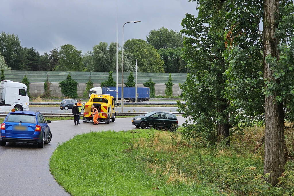 Twee auto's na elkaar geschaard in de bocht