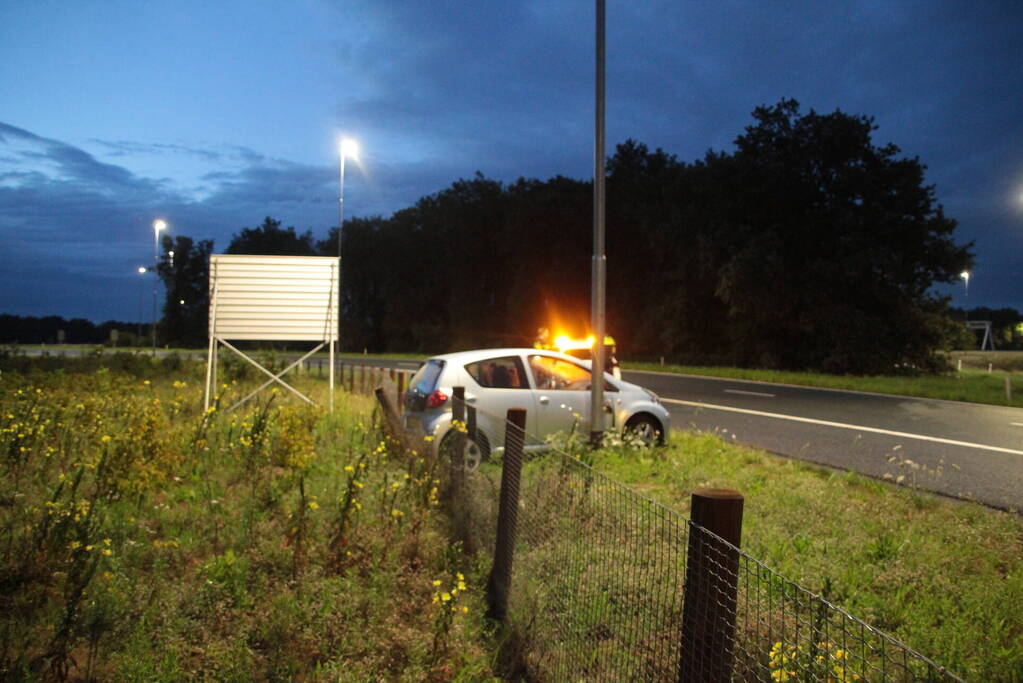 Automobilist belandt in berm na ongeval