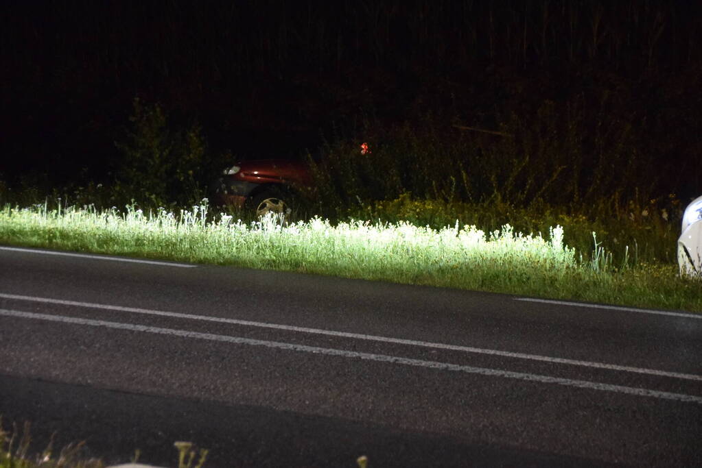 Auto belandt achterstevoren in sloot