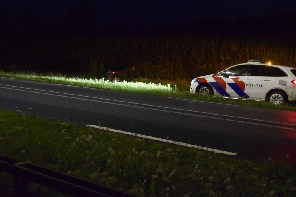 Auto belandt achterstevoren in sloot