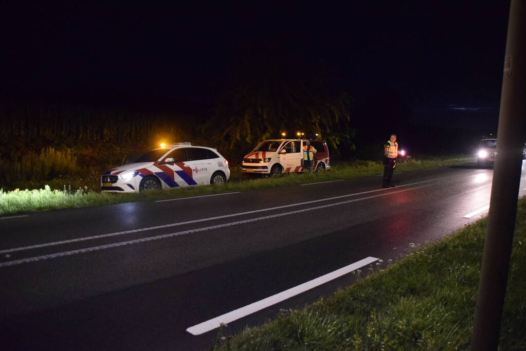 Auto belandt achterstevoren in sloot