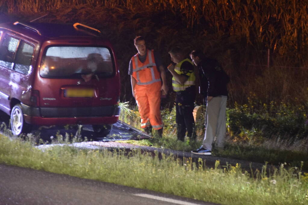 Auto belandt achterstevoren in sloot