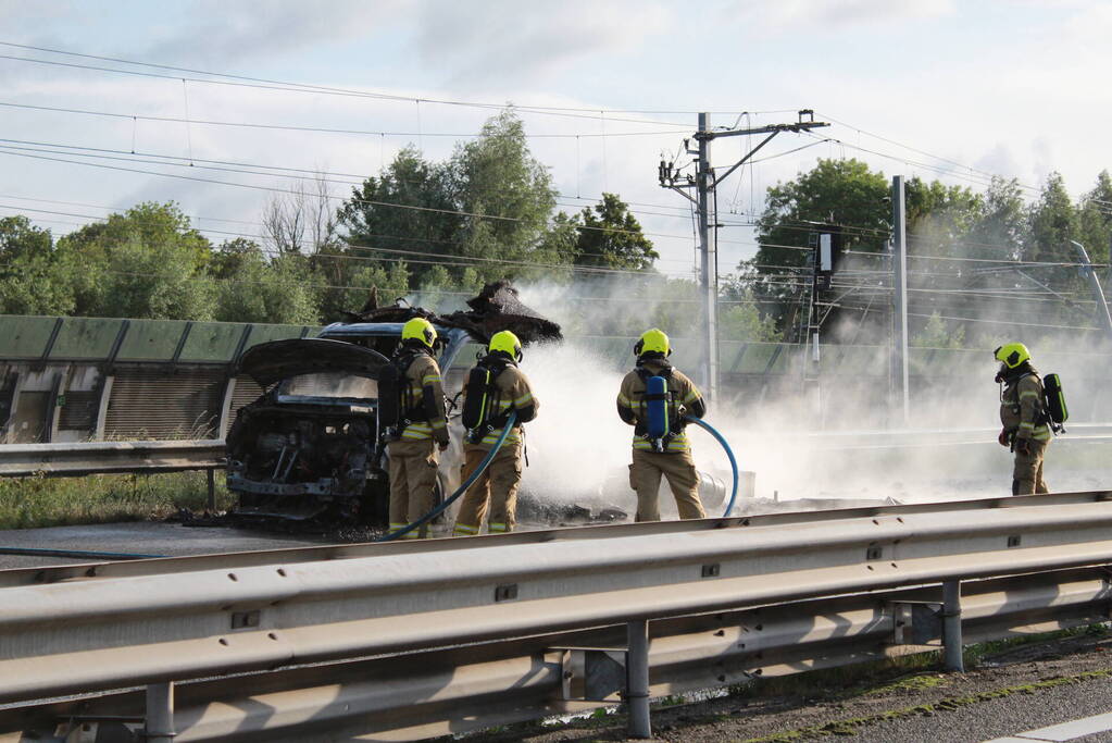 Snelweg dicht naar verwoestende voertuigbrand