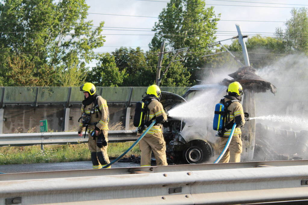 Snelweg dicht naar verwoestende voertuigbrand