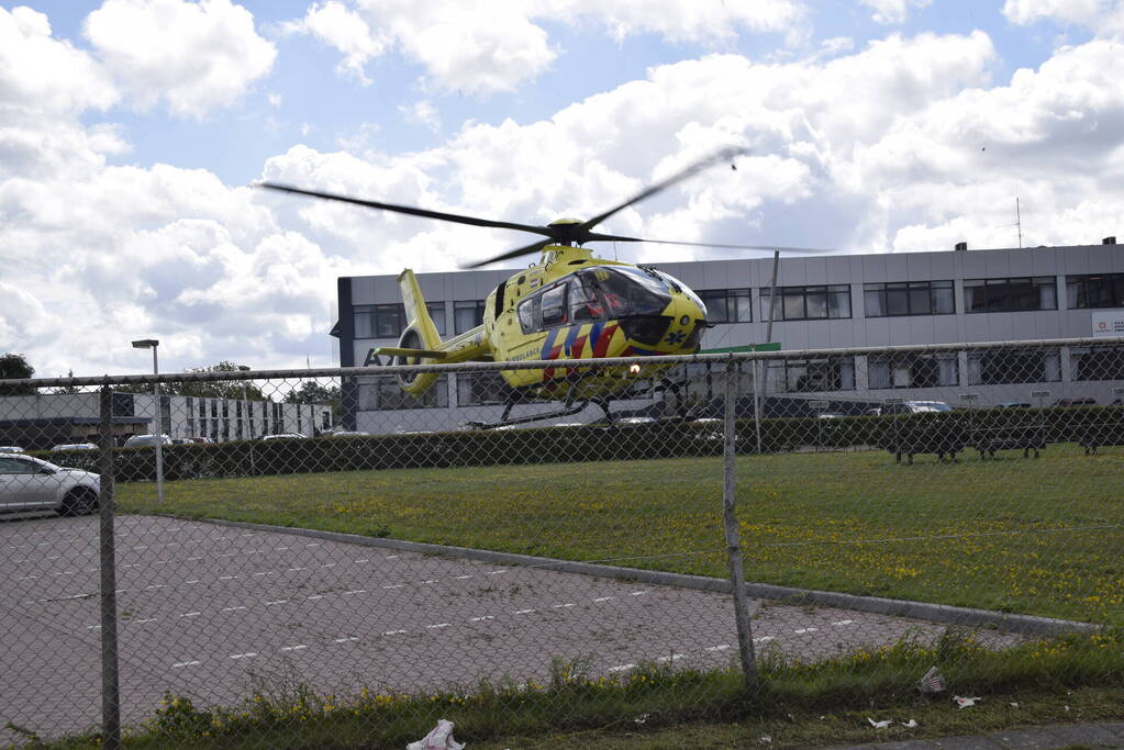 Traumahelikopter landt voor medische noodsituatie