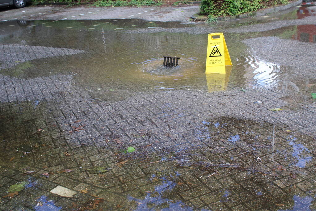 Straat blank na aanrijding met brandkraan