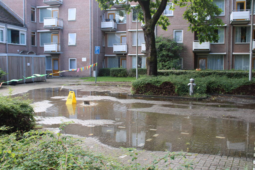 Straat blank na aanrijding met brandkraan