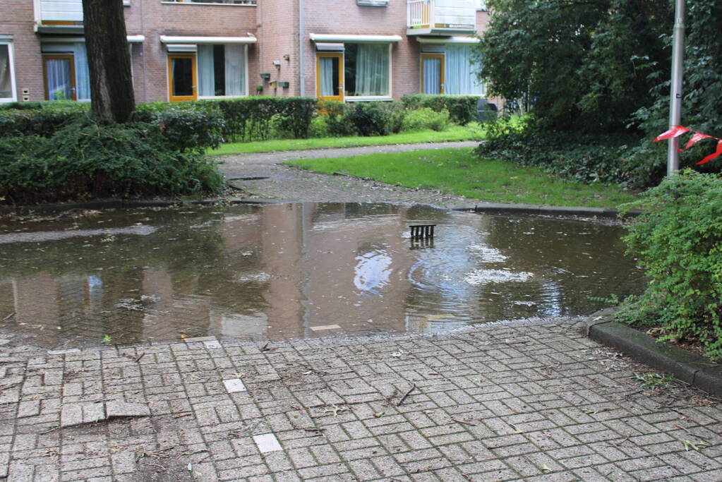 Straat blank na aanrijding met brandkraan