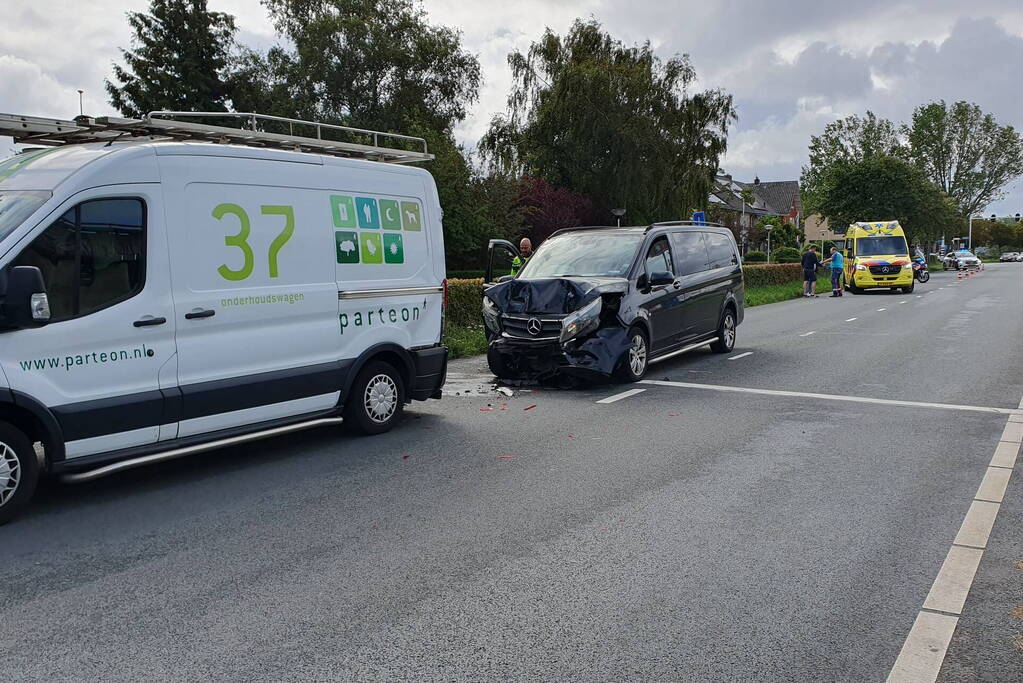 Twee bestelbussen botsen op elkaar