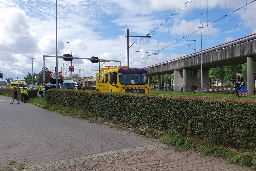 Twee bestelbussen botsen op elkaar
