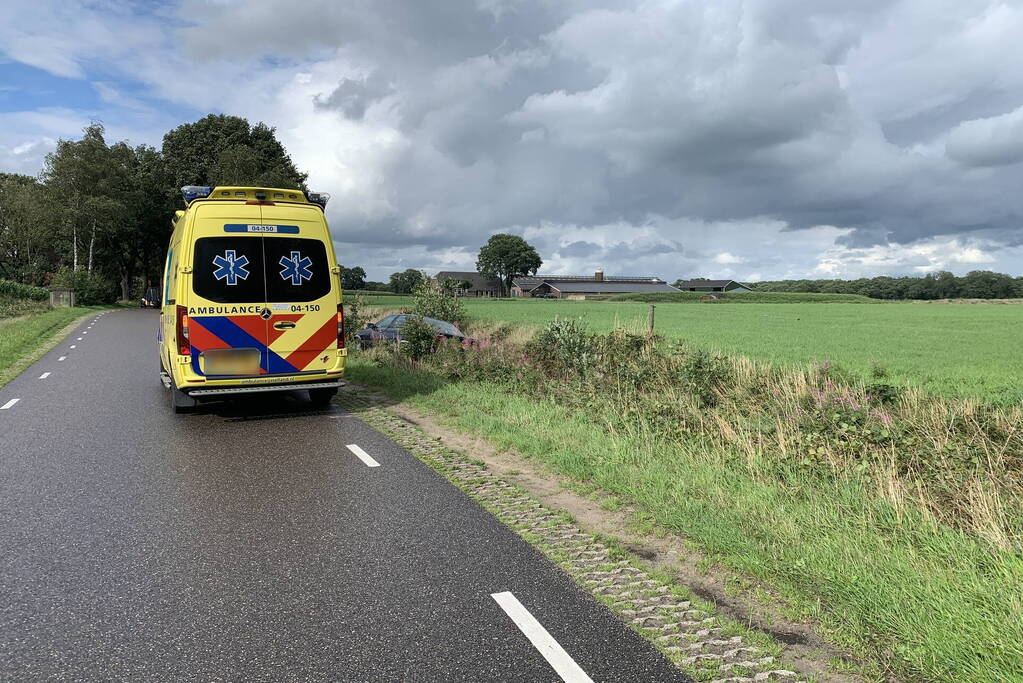 Auto belandt in sloot, bestuurder ongedeerd
