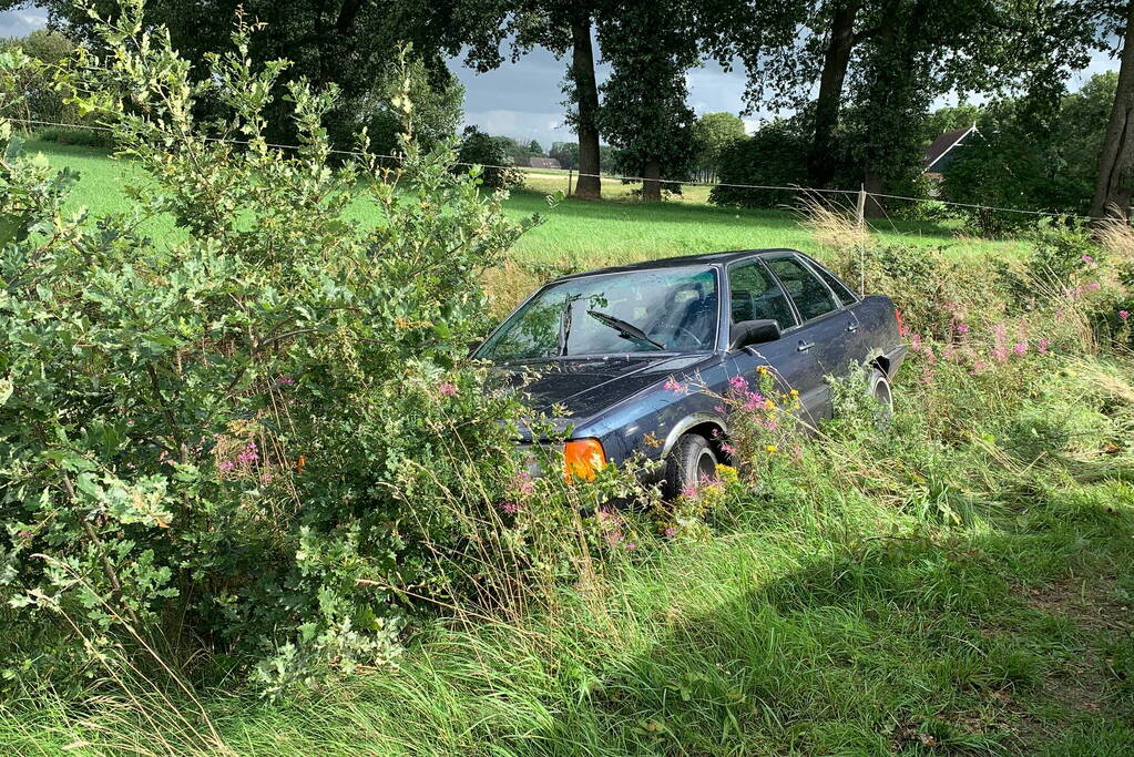 Auto belandt in sloot, bestuurder ongedeerd