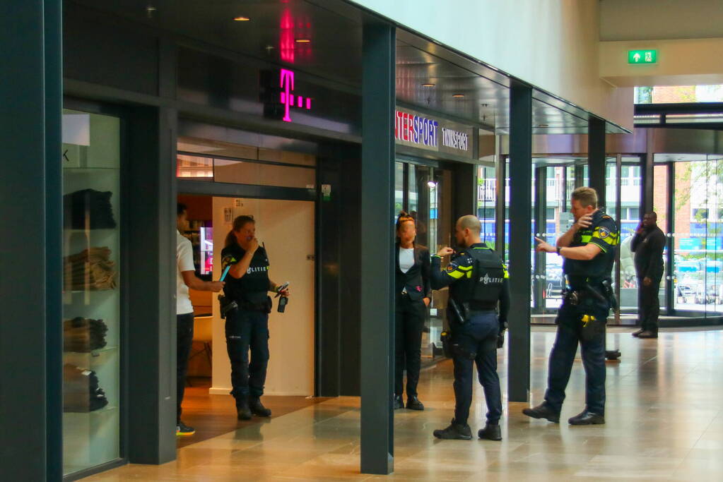 Twee aanhoudingen na overval op telefoonwinkel