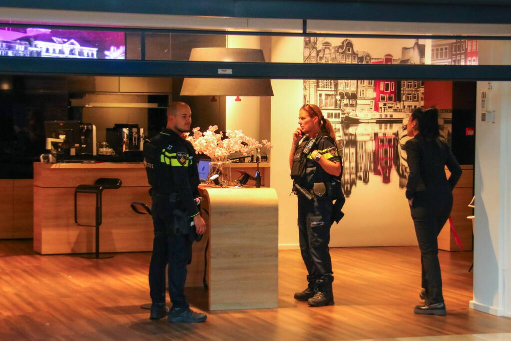 Twee aanhoudingen na overval op telefoonwinkel