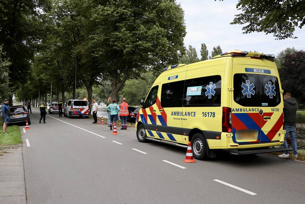 Voertuig belandt bijna in het kanaal door ongeval