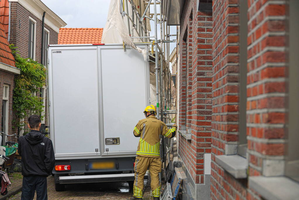 Bakwagen rijdt tegen steiger