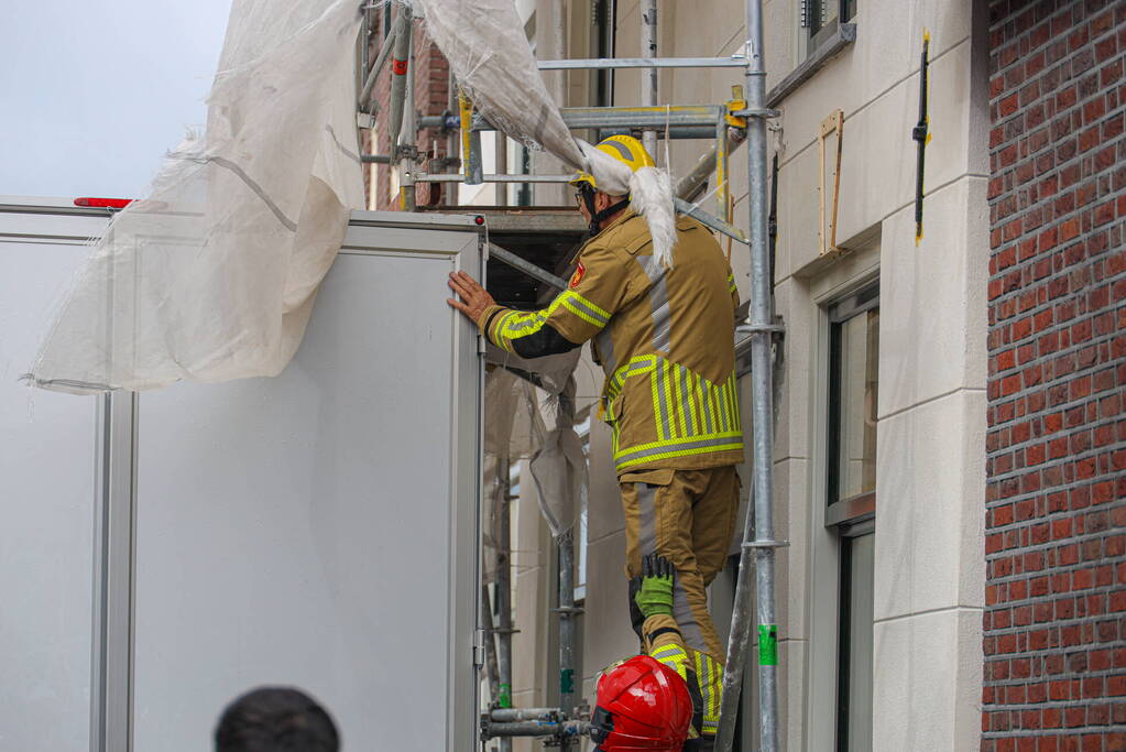 Bakwagen rijdt tegen steiger