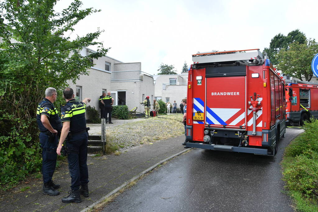Zwarte rook uit woning door brand