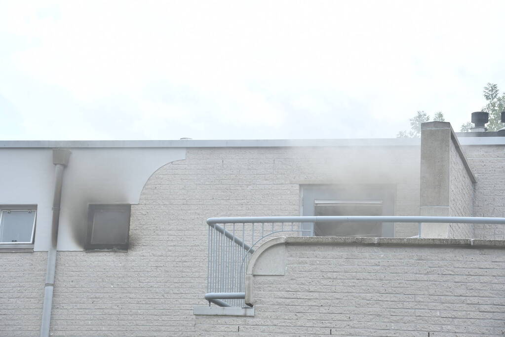 Zwarte rook uit woning door brand