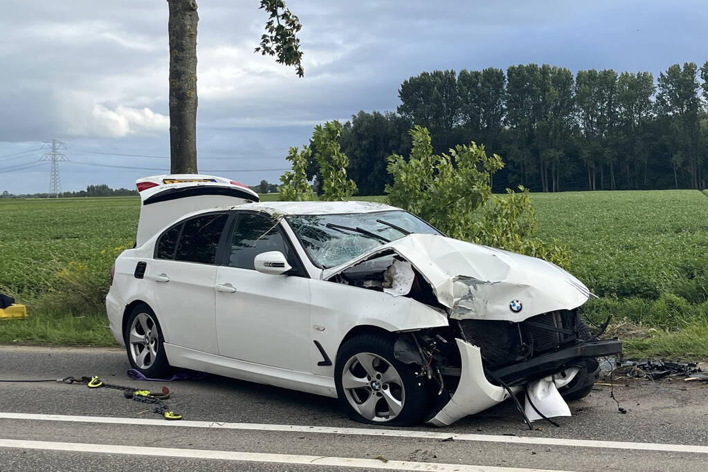 Twee gewonden nadat auto over de kop slaat