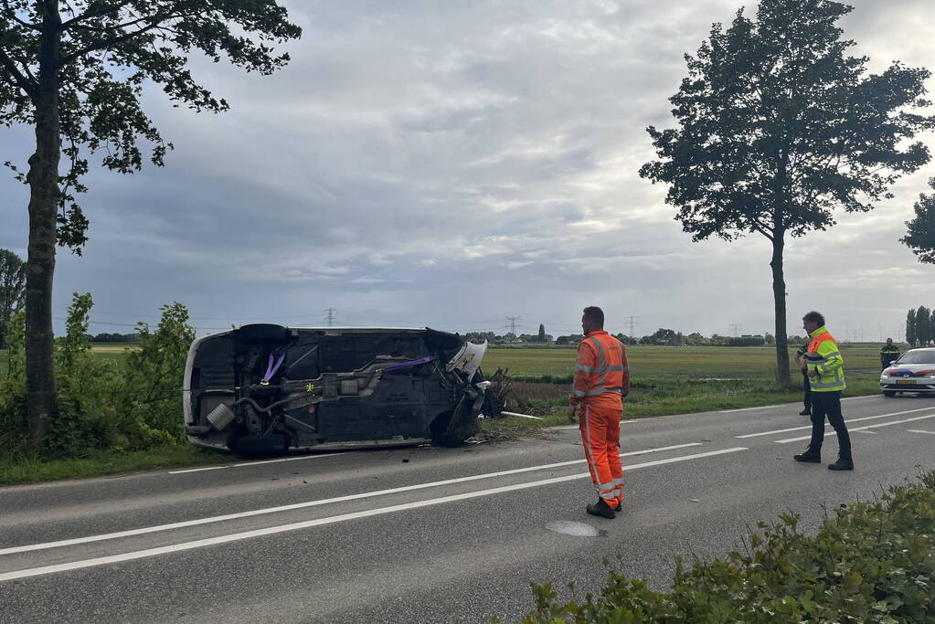 Twee gewonden nadat auto over de kop slaat