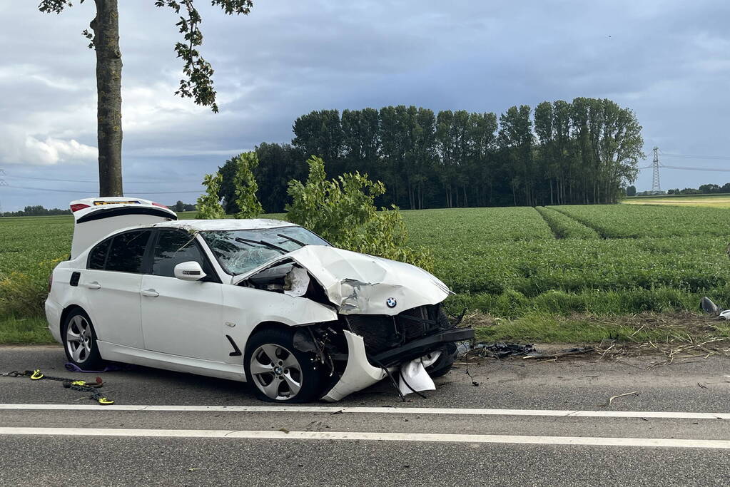 Twee gewonden nadat auto over de kop slaat
