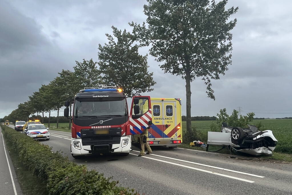 Twee gewonden nadat auto over de kop slaat