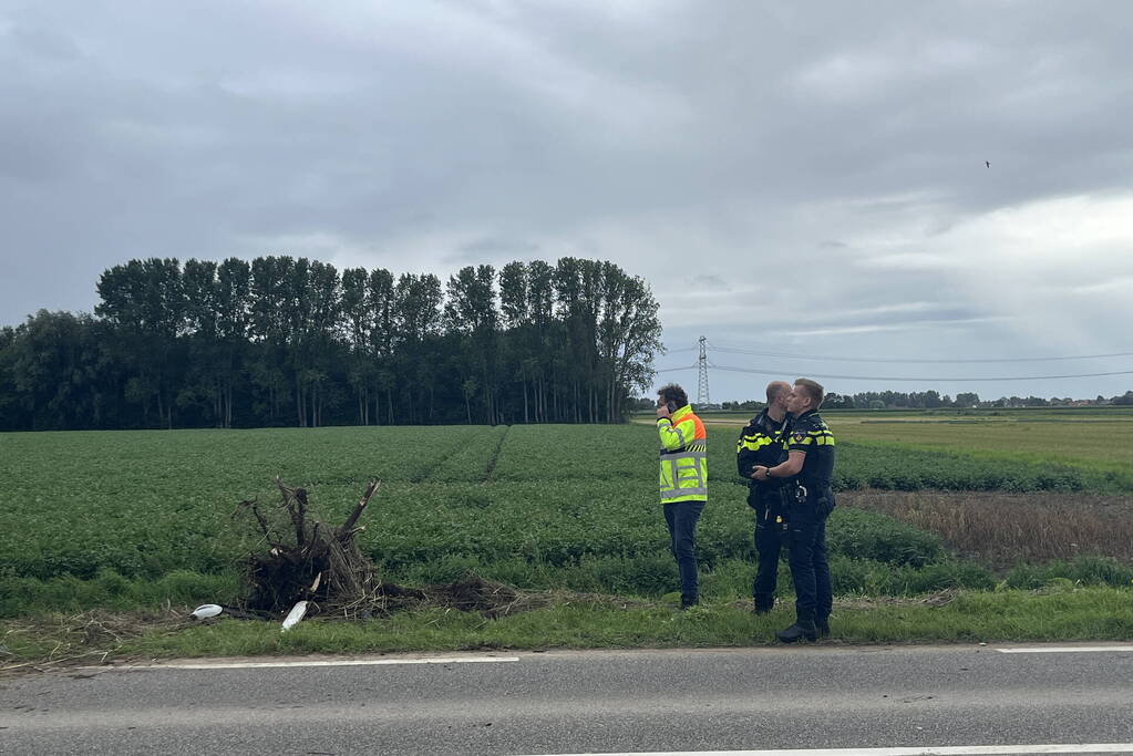 Twee gewonden nadat auto over de kop slaat