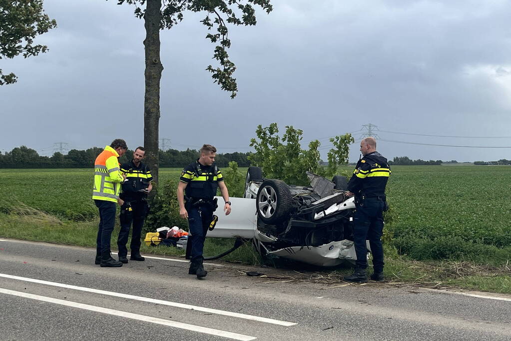 Twee gewonden nadat auto over de kop slaat
