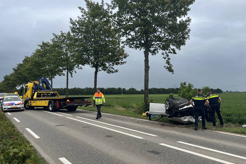 Twee gewonden nadat auto over de kop slaat