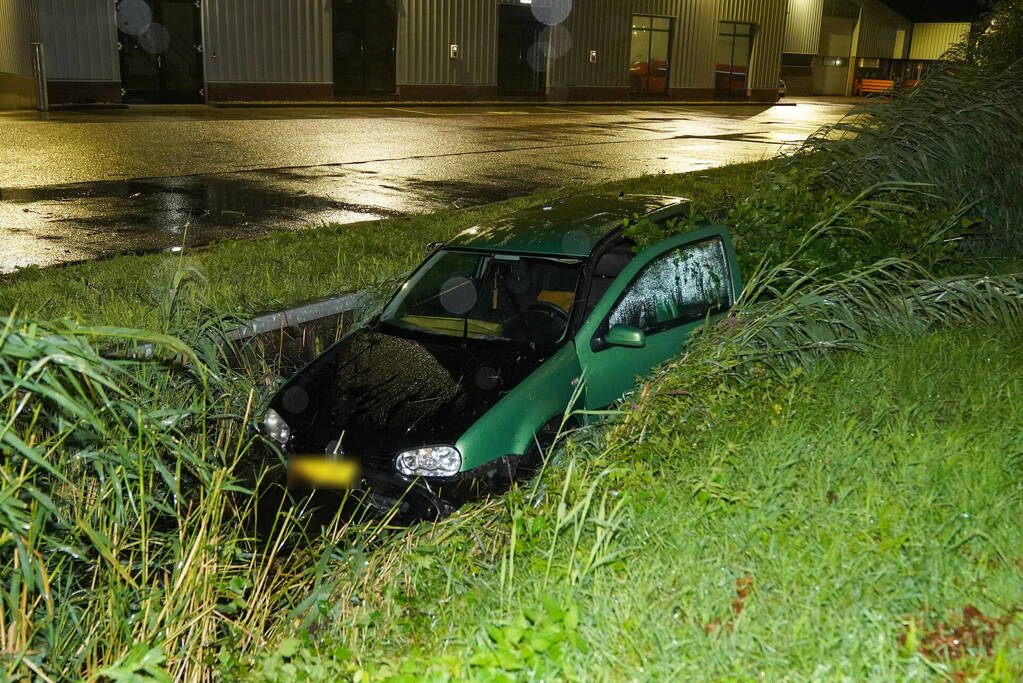 Auto glijdt de bocht uit in een sloot