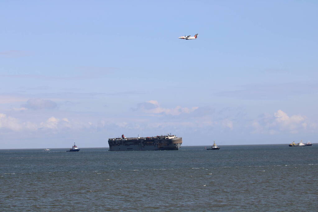Aankomst uitgebrande vrachtschip Fremantle Highway